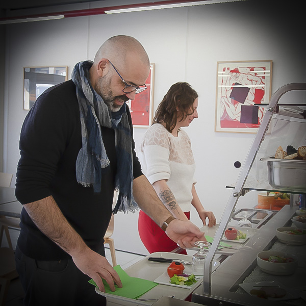 Image de deux personnes ce servant au buffet du restaurant Les Cuisines du haut à Saint-Claude dans le Jura.